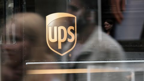 Imagen de un camión de la empresa UPS en color café y dorado.
