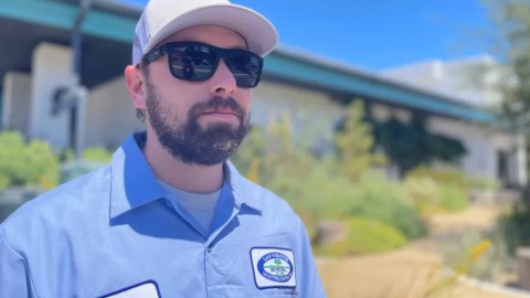 Derek Krauss y otros seis empleados del Distrito Municipal de Agua Las Vírgenes se encargan de identificar despilfarradores de agua.
