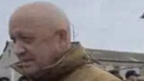 Imagen de Yevgeniy Prigozhin en el video en la prisión rusa donde se le ve reclutar a reos como mercenarios.