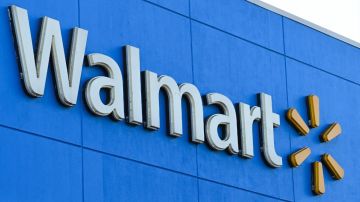 Imagen de una marquesina de Walmart en un muro de color azul.