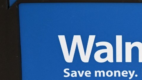 Imagen de un logotipo de Walmart en un letrero azul dentro de un carrito.
