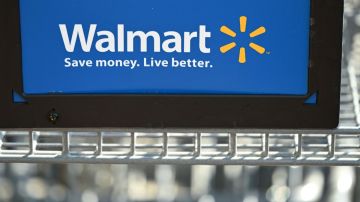 Imagen de un logotipo de Walmart en un letrero azul dentro de un carrito.
