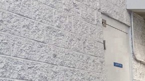 Imagen de una pancarta en la que se ofrece trabajo, con un logotipo de Walmart.