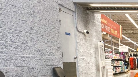 Imagen de una pancarta en la que se ofrece trabajo, con un logotipo de Walmart.