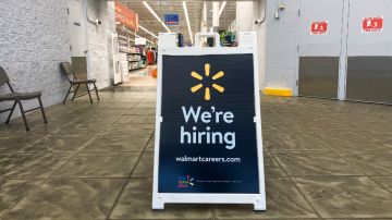 Imagen de una pancarta en la que se ofrece trabajo, con un logotipo de Walmart.