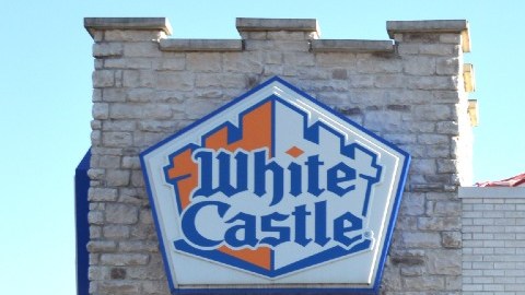 Fachada en color claro de un restaurante de la cadena White Castle.