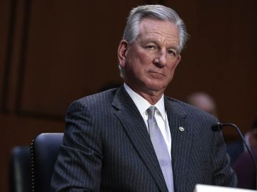 El senador Tommy Tuberville se encuentra en medio de la polémica por sus comentarios.