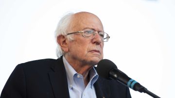 El senador Sanders le aconseja a los demócratas que hablen de otros temas importantes antes de las elecciones.