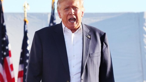 Donald Trump muy enojado por la victoria del demócrata Mark Kelly.