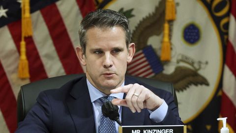 Adam Kinzinger consideran que los testimonios de los agentes son inconsistentes.