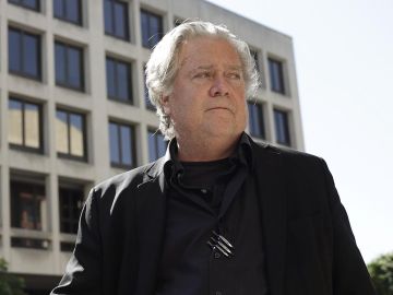 Steve Bannon fue acusado por desacato al Congreso debe cumplir 6 meses en prisión.