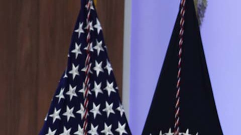 El presidente Biden critica a reportero durante evento.