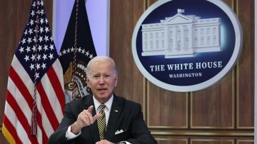 El presidente Biden critica a reportero durante evento.