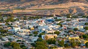 El gobierno de Arizona instaló contenedores en los espacios que estaban abiertos en la frontera.