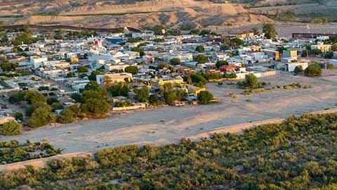 El gobierno de Arizona instaló contenedores en los espacios que estaban abiertos en la frontera.
