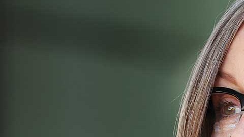 A pesar de las amenazas, Katie Hobbs continúa en su campaña electoral.