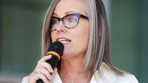 A pesar de las amenazas, Katie Hobbs continúa en su campaña electoral.