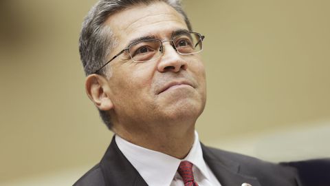 El secretario de salud, Xavier Becerra invita a los hispanos para que se vacunen.