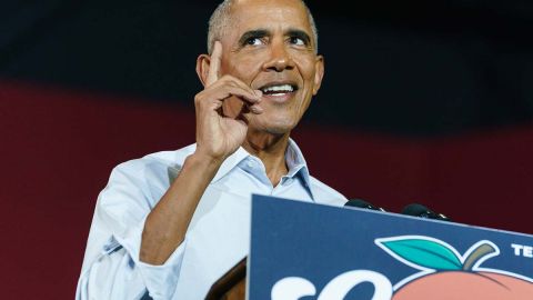 Barack Obama se va contra Herschel Walker durante mitin en Georgia.