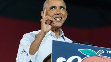 Barack Obama se va contra Herschel Walker durante mitin en Georgia.