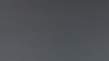 El delantero del Real Madrid, Karim Benzema besando el Balón de Oro que lo acredita como el mejor jugador del mundo en la temporada 2022.