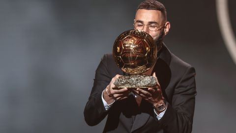 El delantero del Real Madrid, Karim Benzema besando el Balón de Oro que lo acredita como el mejor jugador del mundo en la temporada 2022.