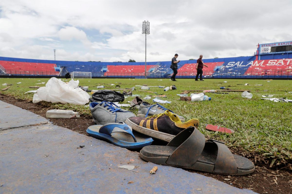 At least 17 children died among the more than 125 victims of the Indonesian football tragedy