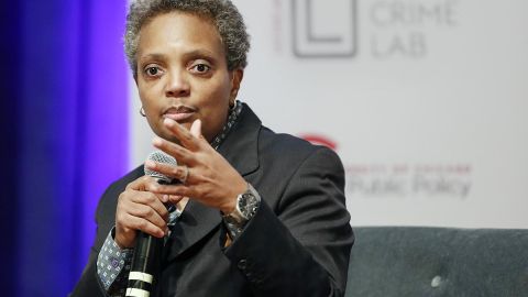 La alcaldesa Lightfoot pide ayuda para los migrantes que llegaron a Chicago enviados desde Texas.