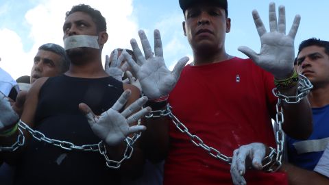 Migrantes venezolanos protestan en el Puente Nuevo, en Matamoros, México tras ser rechazados en la frontera con EE.UU.