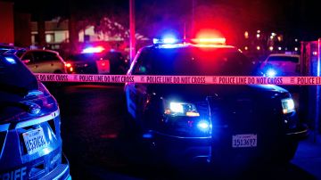 1 muerto y 12 heridos después de que conductora de 26 años chocara contra un puesto de tacos en Pomona