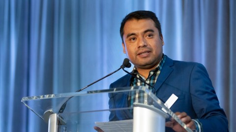 Arcenio López es reconocido por el Bank of America por su trabajo y entrega a las comunidades indigenas que laboran en el campo de California. (Cortesía)
