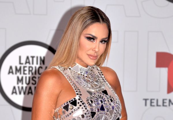 Ninel Conde adorna su cuerpo con polvo dorado y posa en la piscina - La