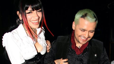 Cazzu, novia de Christian Nodal, sufre mareo en pleno concierto.