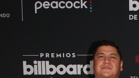 Revelan qué hace Grupo Firme con las prendas que le avientan sus fans.