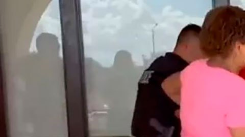 "Ya no confiamos en la policía": los angustiados padres que irrumpieron en una escuela en EE.UU. ante los rumores de un tiroteo