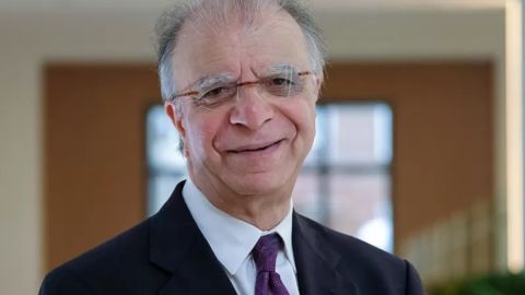 Muzaffar Chishti es el director de la oficina del Instituto de Política Migratoria de la Universidad de Nueva York.