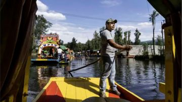 Las ingeniosas granjas flotantes inventadas por los aztecas que siguen siendo unas de las más productivas del mundo