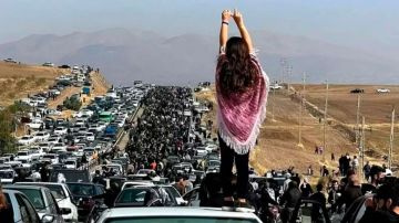 Las impactantes imágenes que muestran la escalada de furia y protestas en Irán a 40 días de la muerte de Mahsa Amini