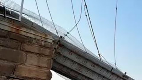 En fotos: el colapso de un puente en India que dejó más de 140 muertos