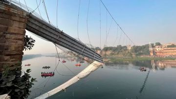 En fotos: el colapso de un puente en India que dejó más de 140 muertos