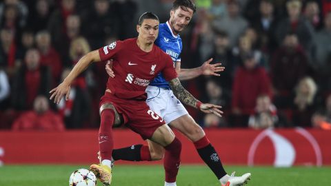 El delatero uruguayo, Darwin Núñez disputando un balón en un partido del Liverpool por la Champions League.