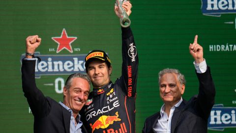 Carlos Slim Domit (i), el piloto mexicano Sergio Pérez (c) y Alejandro Soberón posando en el podio tras el Gran Premio de Fórmula Uno de Ciudad de México.