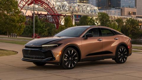 El Toyota Crown 2023 se presenta en el mercado como todo un sedán de lujo con grandes especificaciones