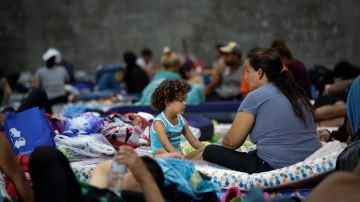 Migrantes venezolanos en un albergue temporal en Ciudad de Panamá.
