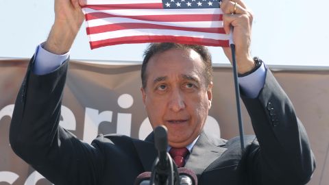 Henry Cisneros dice que la comunidad latina es la que tiene más ganas de prosperar.