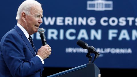 Biden resaltó las ventajas de la Ley de Reducción de la Inflación en Irvine Valley College, en Irvine.