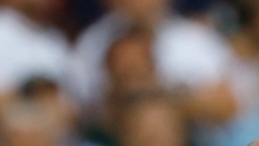 David Alaba (i), del Real Madrid, en una jugada con Robert Lewandowski (d), del FC Barcelona.