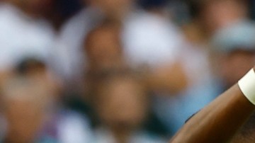 David Alaba (i), del Real Madrid, en una jugada con Robert Lewandowski (d), del FC Barcelona.