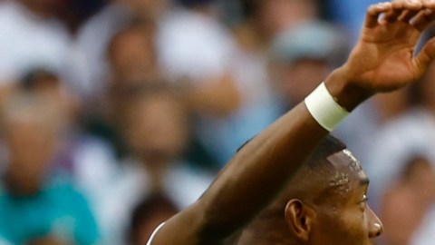 David Alaba (i), del Real Madrid, en una jugada con Robert Lewandowski (d), del FC Barcelona.