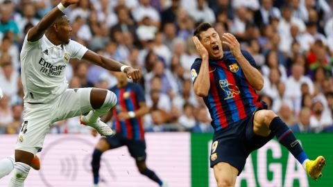 David Alaba (i), del Real Madrid, en una jugada con Robert Lewandowski (d), del FC Barcelona.